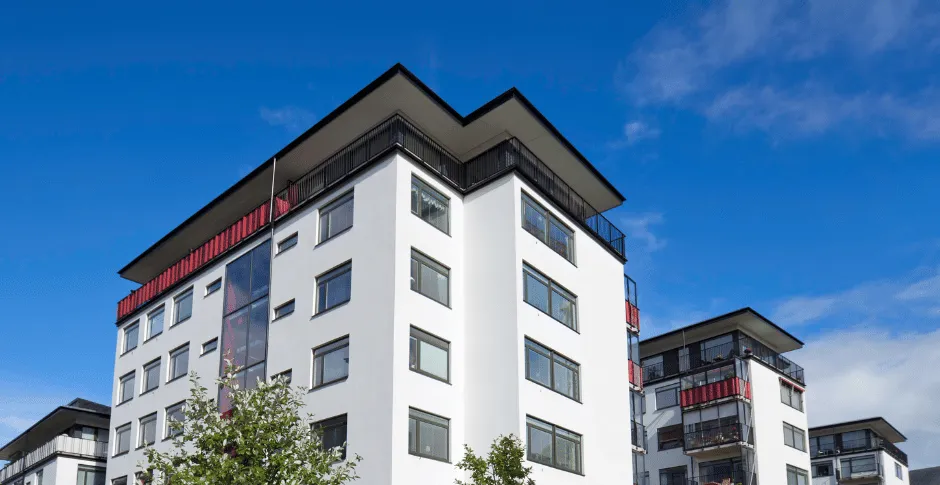 Edificio de viviendas modernas donde las mejoras de eficiencia energética pueden generar certificados de ahorro energético (CAE).