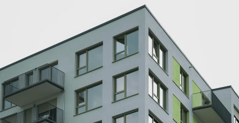 Edificio de viviendas con mejoras de eficiencia energética que pueden generar certificados de ahorro energético CAE.